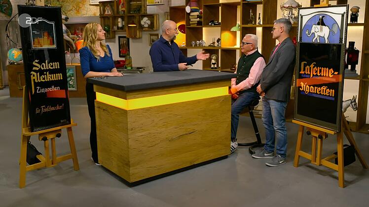 Die beiden Tabakwerbeschilder waren über 100 Jahre alt und in bestem Zustand. Das ließ den Verkäufer auf 400 Euro hoffen. Und was sagte die Expertin? "Auf jeden Fall 400 bis 500 Euro ist der Wert. Aber ich weiß, da ist noch ganz viel Luft nach oben", prophezeite sie einen weit höheren Gewinn.