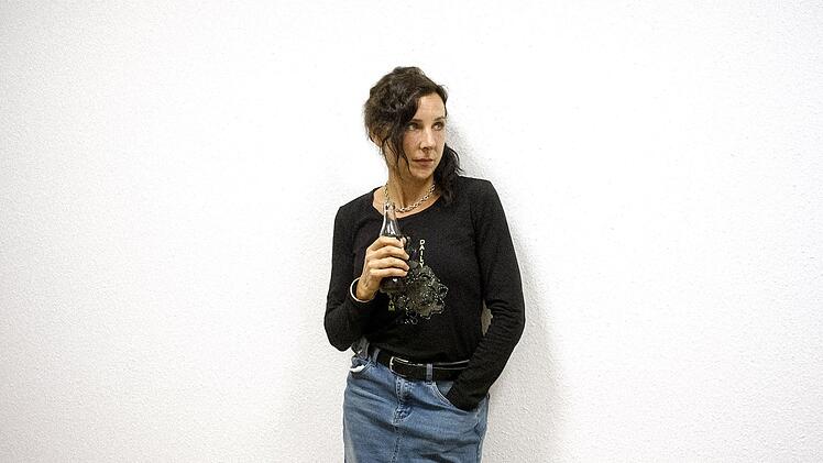 Warten auf den Auftritt - und die Kamera ist dabei: Juli Zeh vor der Sendung "Hart aber Fair".