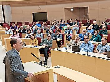 Diskussion im Plenarsaal.