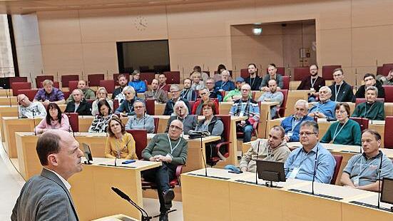 Diskussion im Plenarsaal.