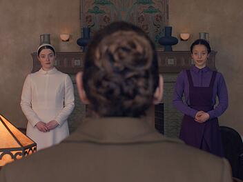 In "The Testaments: Die Zeuginnen" werden h&ouml;here T&ouml;chter zu musterg&uuml;ltigen Edelhausfrauen erzogen. Die Fortsetzung von "The Handmaid's Tale - Der Report der Magd" ist nun auf Disney+ erh&auml;ltlich.