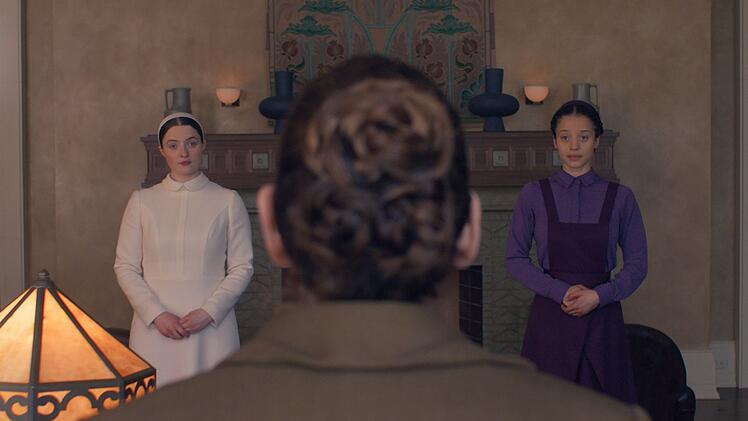 In "The Testaments: Die Zeuginnen" werden h&ouml;here T&ouml;chter zu musterg&uuml;ltigen Edelhausfrauen erzogen. Die Fortsetzung von "The Handmaid's Tale - Der Report der Magd" ist nun auf Disney+ erh&auml;ltlich.