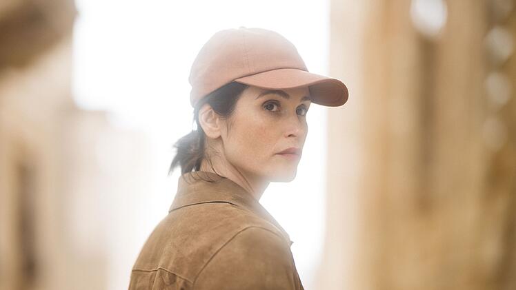 Kate Henderson (Gemma Arterton) hat auch ein Privatleben in London - mit Mann und zwei Kindern. Weil die Eltern allerdings beide stressige Jobs haben und sich st&auml;ndig auf Abruf befinden, findet das Familienleben der Hendersons eher zwischen zwei Schl&uuml;cken Kaffee statt.