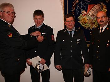 Mit einer Urkunde und dem Feuerwehrabzeichen für 25 Jahre aktiven Dienst zeichnete Kreisbrandinspektor Norbert Kempf Werner Kraus und Bernd Hörner im Beisein von Kreisbrandrat Roland Eckert aus. Foto: Molitor