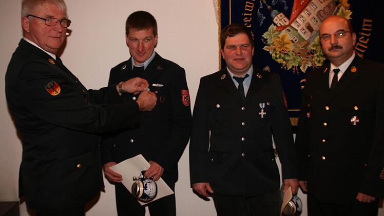 Mit einer Urkunde und dem Feuerwehrabzeichen für 25 Jahre aktiven Dienst zeichnete Kreisbrandinspektor Norbert Kempf Werner Kraus und Bernd Hörner im Beisein von Kreisbrandrat Roland Eckert aus. Foto: Molitor