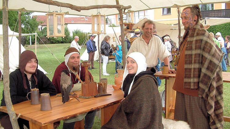 Viel Wissenswertes über das Leben im Mittelalter konnte man beim Besuch des Zeltlagers am Altmain erhalten.