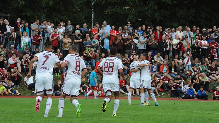 Impressionen vom Spiel des 1. FC Nürnberg (weiße Trikots) gegen die Würzburger Kickers (2:2). Foto: Hopf