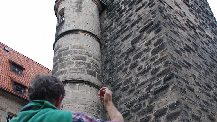 Daniel Gerber erläuterte in der Kernburg die Baumaßnahmen. Foto: Marco Meißner