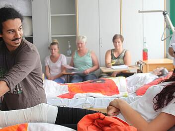 Mohammad Reza Nikbin hilft der "Patientin" unter den strengen Blicken der Jury aus dem Bett.  Fotos: Ralf Dieter