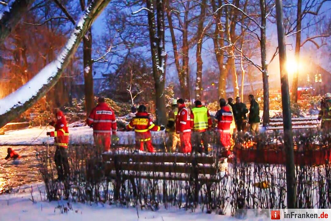 Tragischer Eisunfall in Bayreuth: Hund und Frauchen brechen in Weiher ein
