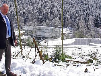 Bürgermeister Peter Ebertsch vor dem Tropenhaus, das von der örtlichen Industrie mit auf den Weg gebracht wurde.  Foto: Marco Meißner