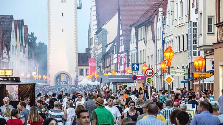 Die Besucher genossen das Flanieren, denn auch das Wetter zeigte sich von seiner italienischen Seite beim Kunst- und Musikfestival am Freitagabend.