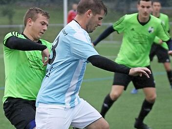 Der ASV Weisendorf (gr&uuml;ne Trikots) best&auml;tigte seine Favoritenrolle und setzte sich in der dritten Runde des Toto-Pokals auf Kreisebene gegen den ASV Niederndorf mit 3:1 durch. Foto: Matthias Hofmann