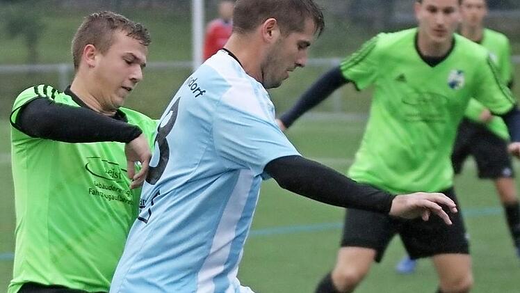 Der ASV Weisendorf (gr&uuml;ne Trikots) best&auml;tigte seine Favoritenrolle und setzte sich in der dritten Runde des Toto-Pokals auf Kreisebene gegen den ASV Niederndorf mit 3:1 durch. Foto: Matthias Hofmann