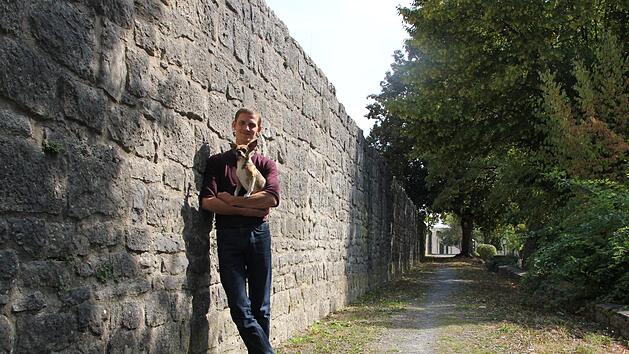 Florian Beck mit seinem Hund Pille bei einem Spaziergang durch seinen Heimatort M&uuml;nnerstadt.Andreas L&ouml;sch