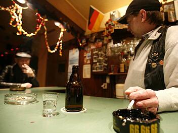 Die Hofer Polizei führte am Samstagabend eine große Gaststättenkontrolle druch. Das Ergebnis: Mehrere Kneipen wurden dicht gemacht. Symbolfoto: Jens Ressing/dpa