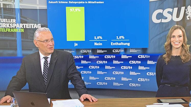 Joachim Herrmann und Isabell Fries, Moderatorin aus der CSU-Landesleitung, verkündeten das Abstimmungsergebnis zum Leitantrag "Zukunft Schiene: Bahnprojekte in Mittelfranken". Foto: privat