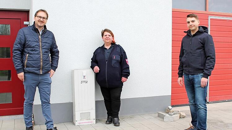 B&uuml;rgermeister Wolfram Thein, Kommdandantin Susanne Eckl und Feuerwehrvereinsvorsitzender Bastian Tuch (von links) beraten &uuml;ber die Lage am und im Feuerwehrhaus.