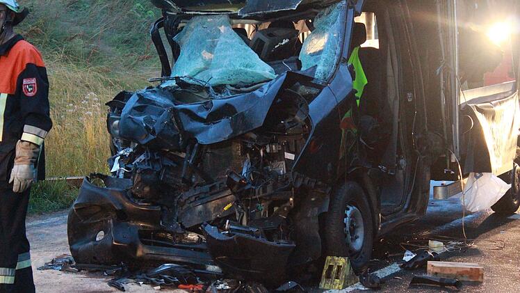 Schwerer Auffahrunfall auf der B22: Kleinlasterfahrer in Fahrzeug eingeklemmt