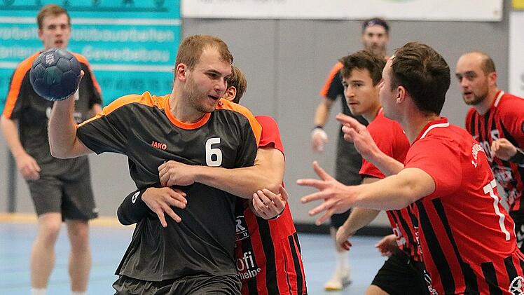 Mit vereinten Kräften stoppen Nick Schumm und Simon Dietrich vom FC Bad Brückenau den Kontrahenten Christoph Hilpert von der HG Maintal.  Foto: Sebastian Schmitt