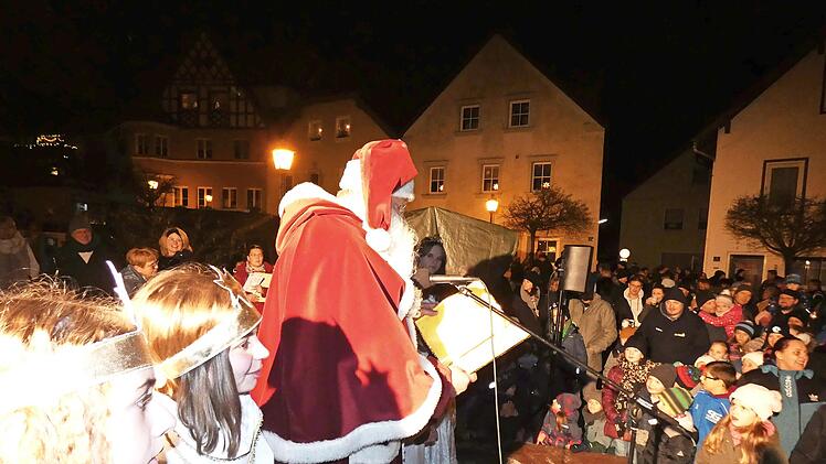 Der Nikolaus mit seiner Engelsschar war ein willkommener Gast in Wirsberg.