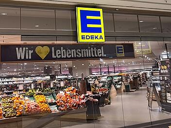Eingang eines Edeka-Supermarkts in einem Einkaufscenter
