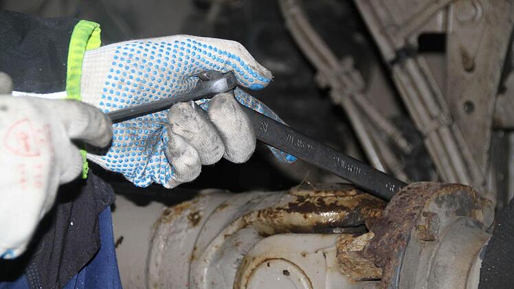 Mit Werkzeug geht eine Spezialfirma zur Sache ...