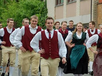 Landjugenden aus nah und fern kamen zur Jubiläumsfeier nach Meeder, um im Trachtenumzug mit zu marschieren. Fotos: Gabi Arnold