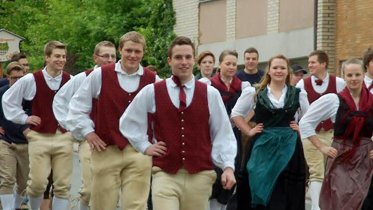 Landjugenden aus nah und fern kamen zur Jubiläumsfeier nach Meeder, um im Trachtenumzug mit zu marschieren. Fotos: Gabi Arnold