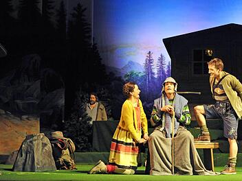 Als Familienstück feierte "Heidi" Premiere am Landestheater. In der Titelrolle begeistert Eva Marianne Berger, ihren Freund Peter spielt Nick-Robin Dietrich, den Part der Großmutter übernimmt Thomas Straus (Mitte). Links im Hintergrund: Stephan Mertl als Alm-Öhi. Das Bühnenbild konzipierten Daniel Kaiser und Thomas Müller unter Verwendung eines Gemäldes aus der Werkstatt der Gebrüder Brückner.Fotos: Andrea Kremper