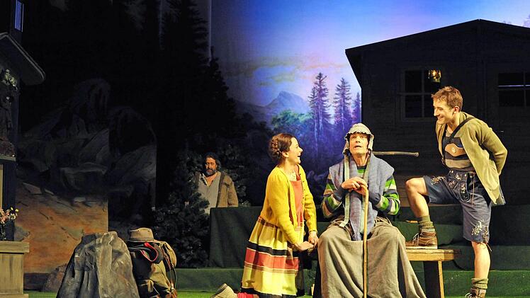 Als Familienstück feierte "Heidi" Premiere am Landestheater. In der Titelrolle begeistert Eva Marianne Berger, ihren Freund Peter spielt Nick-Robin Dietrich, den Part der Großmutter übernimmt Thomas Straus (Mitte). Links im Hintergrund: Stephan Mertl als Alm-Öhi. Das Bühnenbild konzipierten Daniel Kaiser und Thomas Müller unter Verwendung eines Gemäldes aus der Werkstatt der Gebrüder Brückner.Fotos: Andrea Kremper