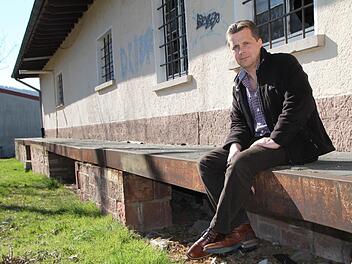 Verwaister Bahnhof: Wolfgang Weller kämpft für einen Radweg auf der Bahntrasse und eine Umnutzung der alten Gebäude. Foto: Ulrike Müller