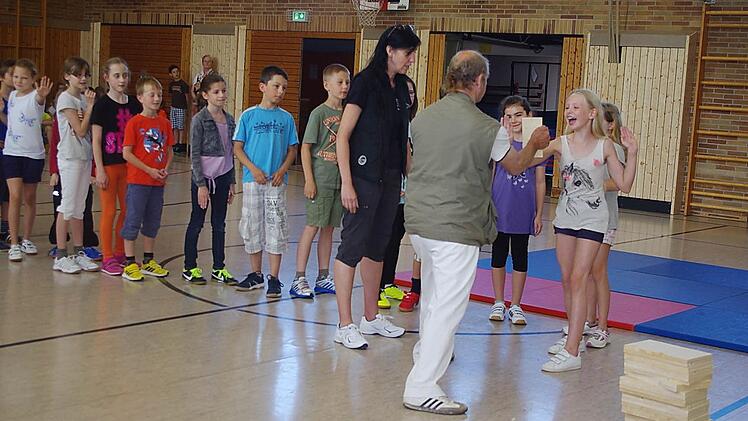 Lili Krause schlägt das Brett durch. Foto: Heike Schülein