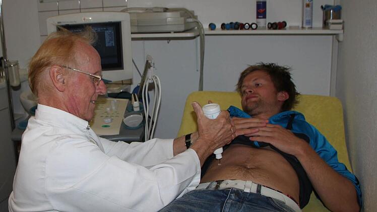 Fertigmachen zum Ultraschall: Auch nach 50 Jahren als Arzt liebt Karl-Heinz Dathe seinen Beruf. Foto: Ulrike Müller