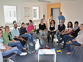 Im Schulungsraum der BRK-Rettungswache Ebern beschäftigten sich Sozialpädagogen unter Leitung von (hinten von links) Claudia Naumann, Margarete Schindhelm und Michael Bunke mit den speziellen Anforderungen an die Sozialarbeit in Schulen.  Foto: Helmut Will