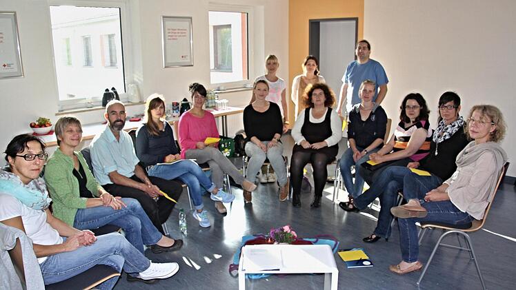 Im Schulungsraum der BRK-Rettungswache Ebern beschäftigten sich Sozialpädagogen unter Leitung von (hinten von links) Claudia Naumann, Margarete Schindhelm und Michael Bunke mit den speziellen Anforderungen an die Sozialarbeit in Schulen.  Foto: Helmut Will