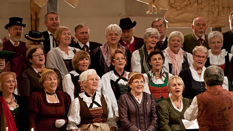 Ein stimmungsvolles Adventskonzert erlebten zahlreiche Zuhörer in der Heilig-Kreuz-Kirche. Im zweiten Teil sang der Gauverbands-Chor der Stadt Salzburg. Foto: jochen Berger