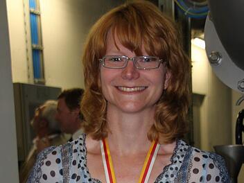 Das Altenkunstadter Wasser schmeckt. Bei der Einweihung des neues Wasserwerkes vor vier Jahren musste Sandra Herold von der Gemeindeverwaltung immer wieder für Nachschub sorgen.  Foto: Stephan Stöckel