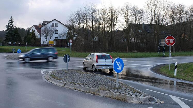 Durch den Bau des Kreisels soll der Verkehr an der Kreuzung Aschach / Bad Bocklet beruhigt und Unfällen vorgebeugt werden.   Foto: Björn Hein