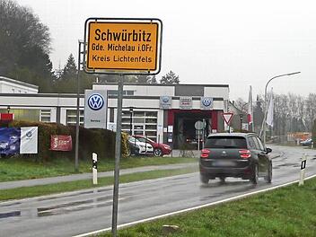 Das erste Haus am Ortseingang von Schwürbitz (aus Richtung Michelau gesehen), ist das letzte in der Reihe, wenn es um den Breitband-Ausbau geht. Für das Autohaus Engelhardt wäre schnelles Internet aber sehr wichtig.  Foto: Popp