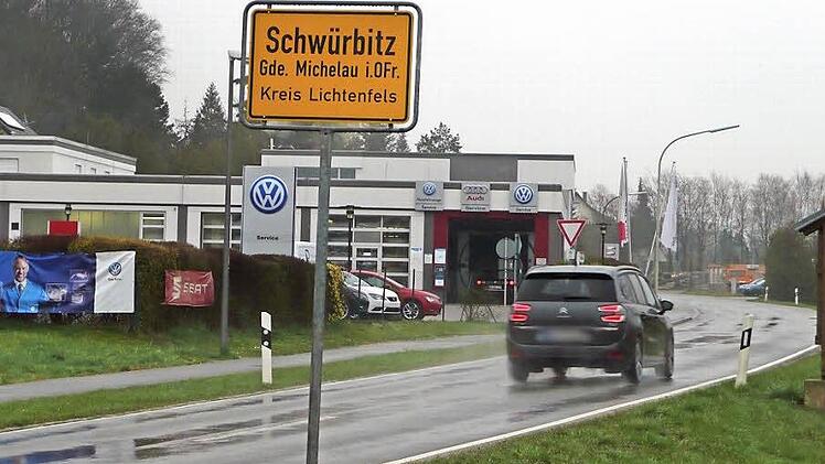 Das erste Haus am Ortseingang von Schwürbitz (aus Richtung Michelau gesehen), ist das letzte in der Reihe, wenn es um den Breitband-Ausbau geht. Für das Autohaus Engelhardt wäre schnelles Internet aber sehr wichtig.  Foto: Popp