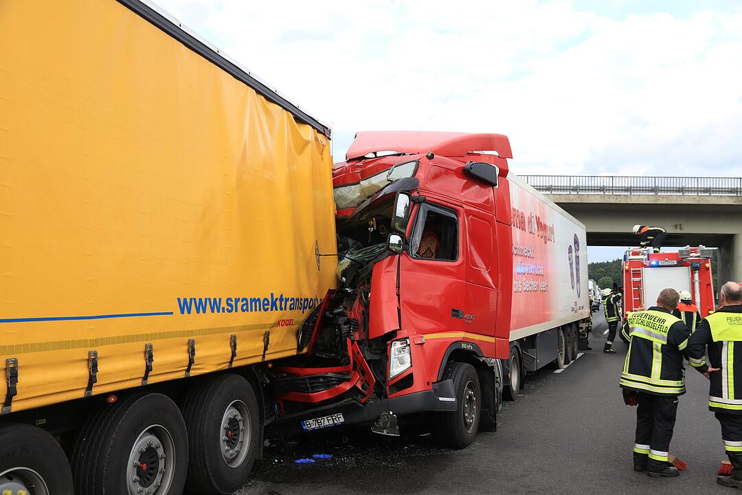 A3 bei Schlüsselfeld: Zwei Personen bei Lkw-Crash eingeklemmt