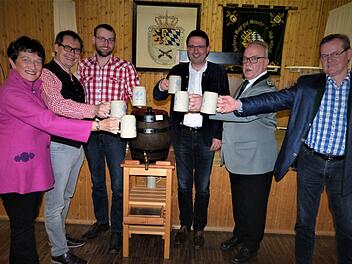 Ein Prosit auf das 29. Starkbierfest der Königlich Privilegierten Schützengesellschaft Stadtsteinach. Foto: Werner Reißaus