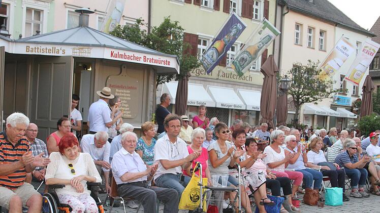 Die Stadtkapelle Kulmbach verzauberte Blasmusikfans mit ihren Weisen auf dem Kulmbacher Marktplatz.Sonny Adam