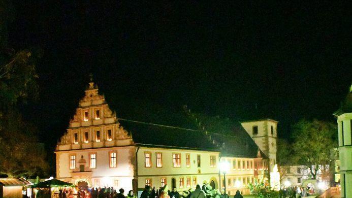 In den Abendstunden hatte das ehemalige Zisterzienserkloster dann eine besondere Atmosphäre durch die zahlreichen Lichter, vor allem auch an den Fenstern der Gebäude. Foto: Hanns Friedrich