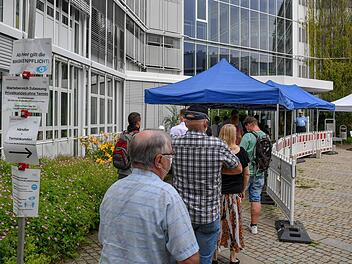 Die tägliche Warteschlange vor der Zulassungsstelle Bamberg-Land.  Foto: Ronald Rinklef