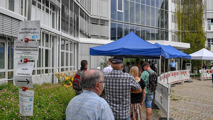 Die tägliche Warteschlange vor der Zulassungsstelle Bamberg-Land.  Foto: Ronald Rinklef