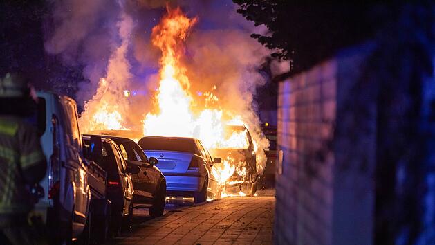 "Die Flammen waren drei bis vier Meter hoch": Autos brennen nach Unfall vollst&auml;ndig aus