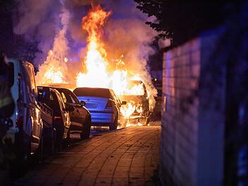 "Die Flammen waren drei bis vier Meter hoch": Autos brennen nach Unfall vollständig aus