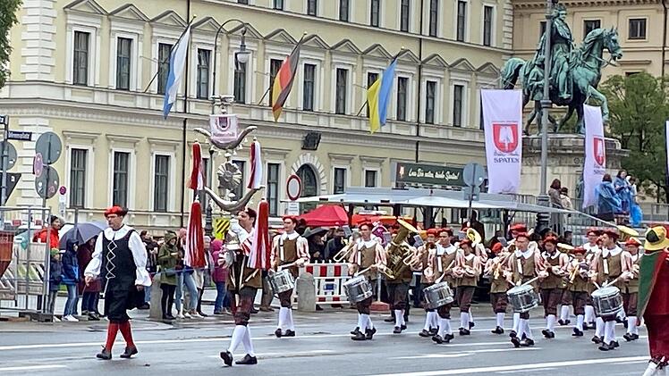 Das Städtische Jugendblasorchester Münnerstadt beim Trachten- und Schützenzug in München. Für die 45 Musikerinnen und Musiker war der Besuch in Oberbayern ein voller Erfolg. Johannes Pfennig.